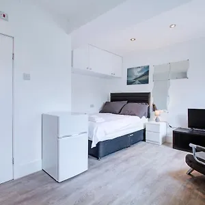  Apartment Comfy Lewisham Studio: Access & Free Parking