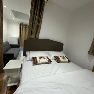  Apartment 4th Flat With Private Own Bathroom A Luxury Family Setup And Furnished With Double Bed A Double Futon-sofa Bed A Single Futon Bed A Baby Cot And Garden And Free Parking