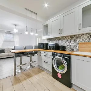  Apartment Bromley Serviced - Beckenham Place Park - - 2 Bed House - Free Parking - 2 Beds 1 Sofabed